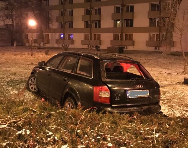 Băut la volan, a intrat direct într-un sens giratoriu din Mamaia
