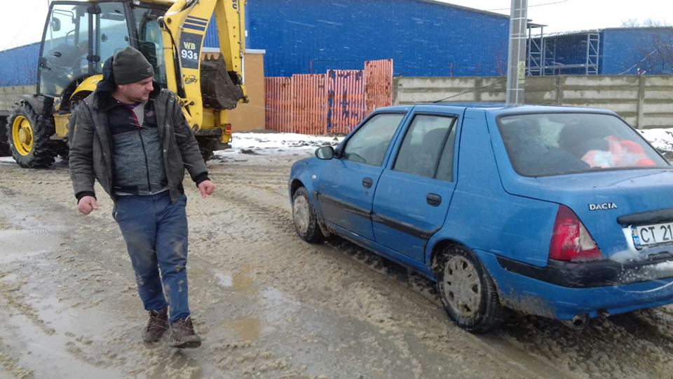 (VIDEO) Mașina blocată pe câmp la Techirghiol, recuperată