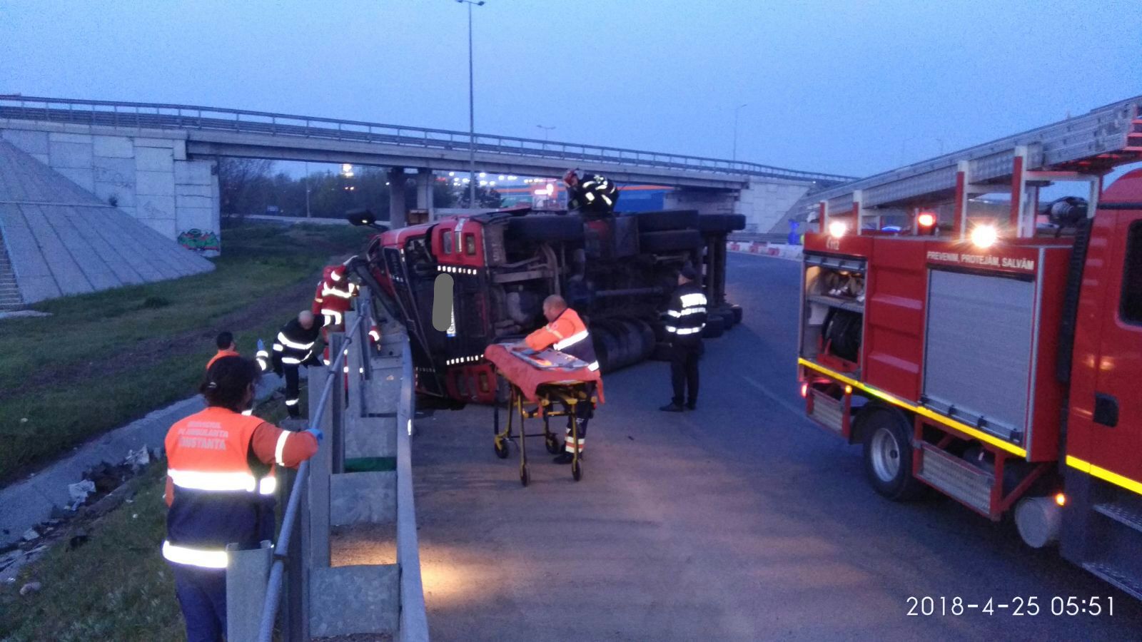 Un șofer beat s-a răsturnat cu un tir în sensul giratoriu de la Agigea