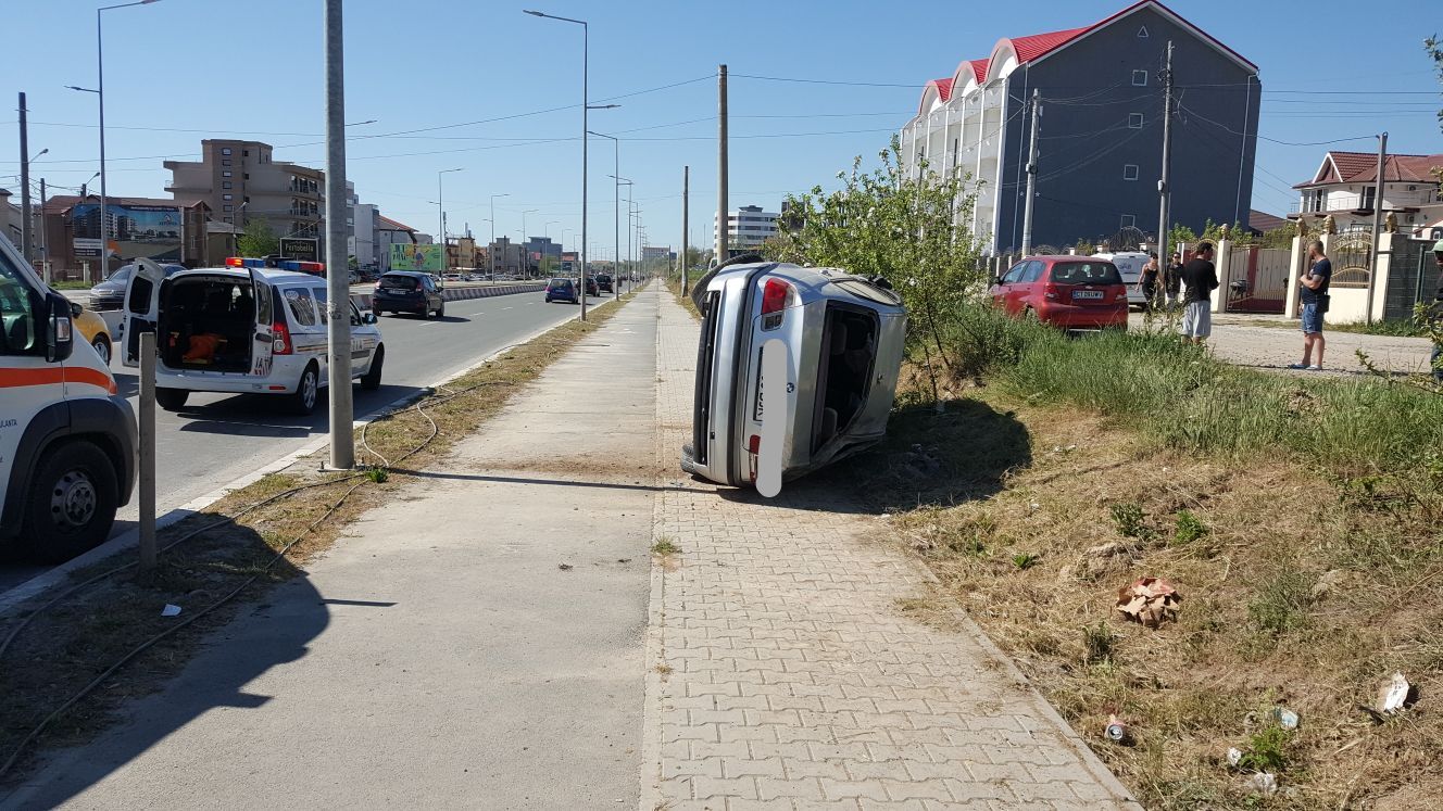 Un șofer de 21 de ani s-a răsturnat cu mașina între Năvodari și Constanța