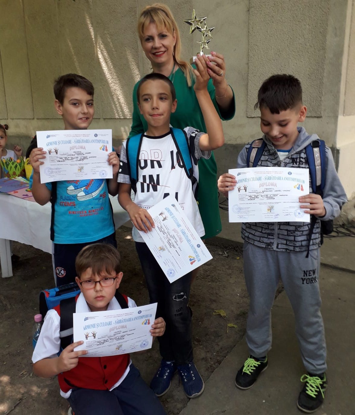 Elevi de la Școala Gimnazială "I. L. Caragiale" din Medgidia au câștigat trofeul concursului județean pentru copii "Armonie și culoare"