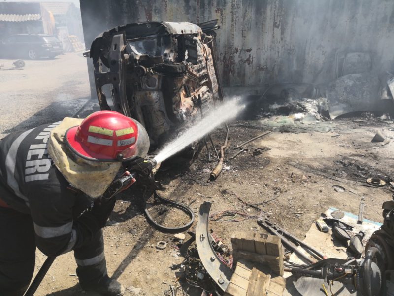 (Galerie Foto) Incendiu la un parc de dezmembrări din Constanța