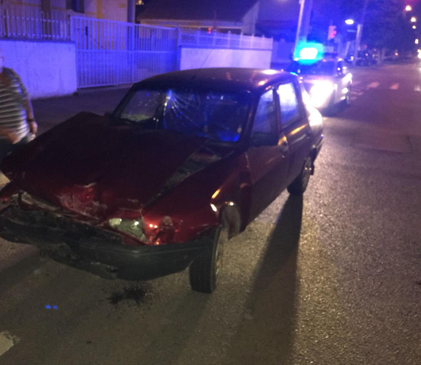 Impact între o ambulanță SAJ și un autoturism al cărui șofer a ignorat prioritatea