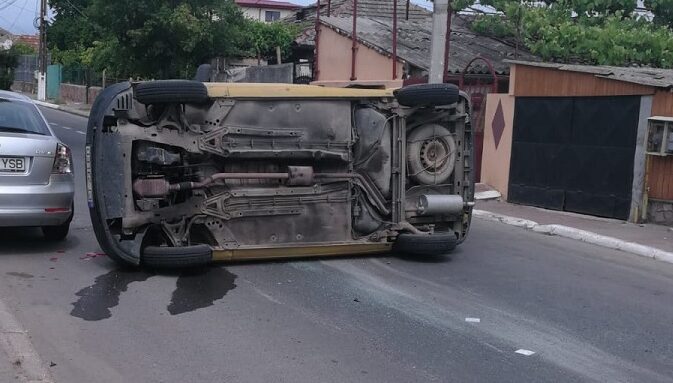 Un autoturism s-a răsturnat în Medgidia, pe strada Progresului