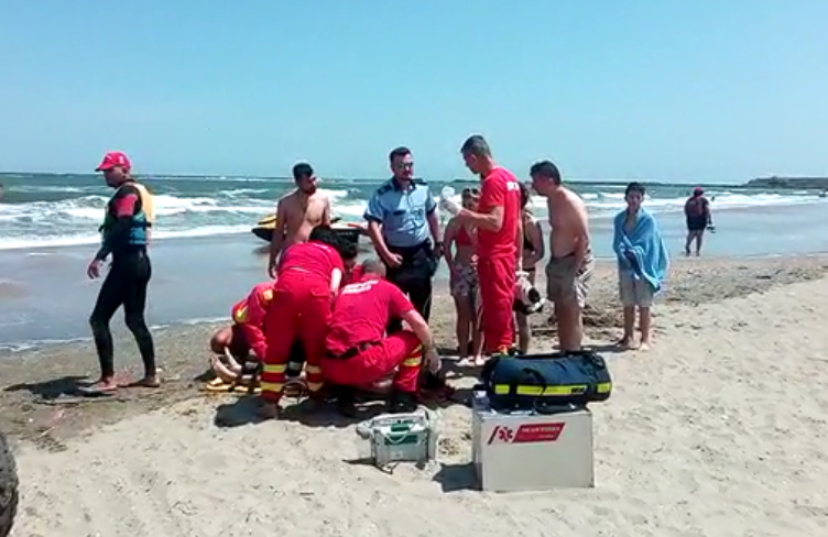 (Galerie Video) Mamaia: Două persoane, la un pas de înec