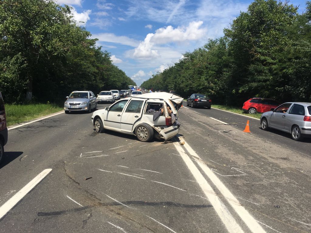 (Galerie foto) La un pas de o tragedie după ce a tăiat linia continuă. Accident grav pe DN39 la ieșire din 23 August