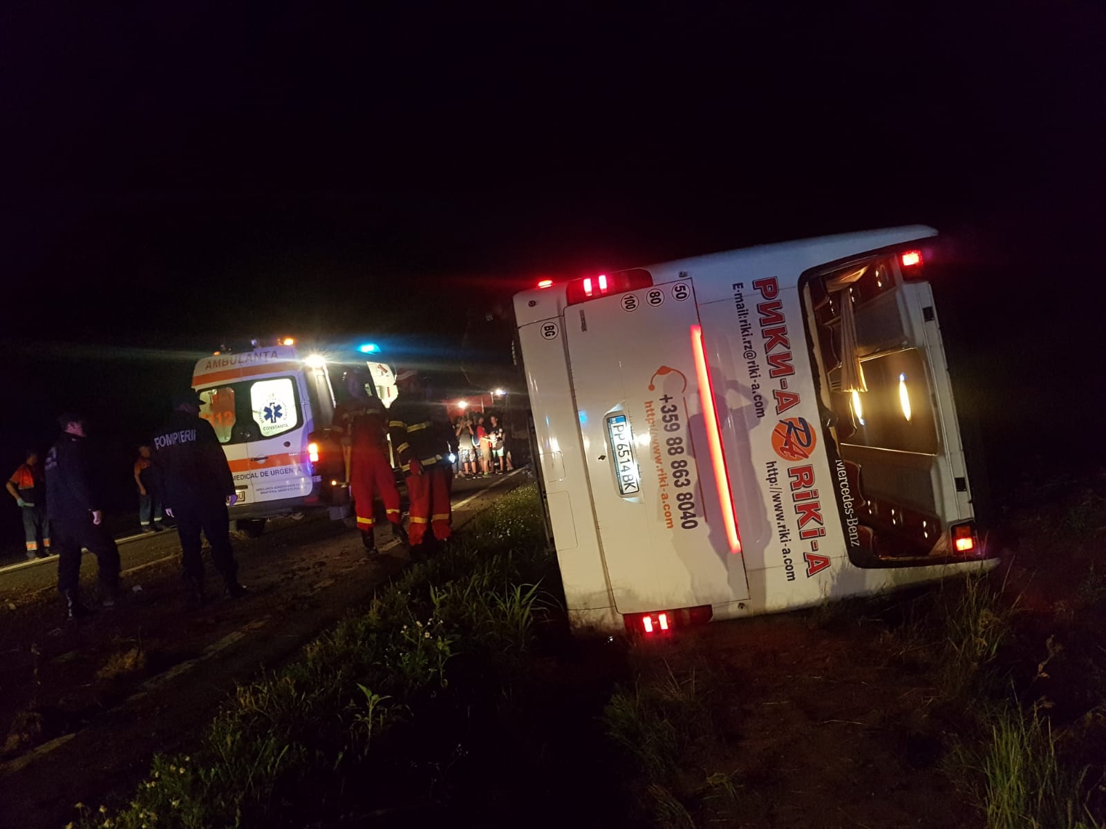 (Galerie foto și video) Autocar cu 60 de ucrainieni, răsturnat la ieșire din Mihail Kogălniceanu. Trei copii la spital