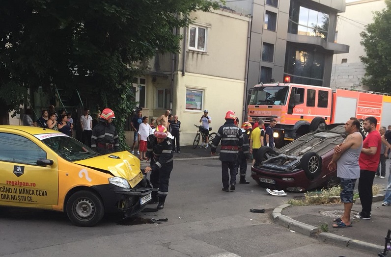 Accident spectaculos în Constanța. O mașină s-a răsturnat