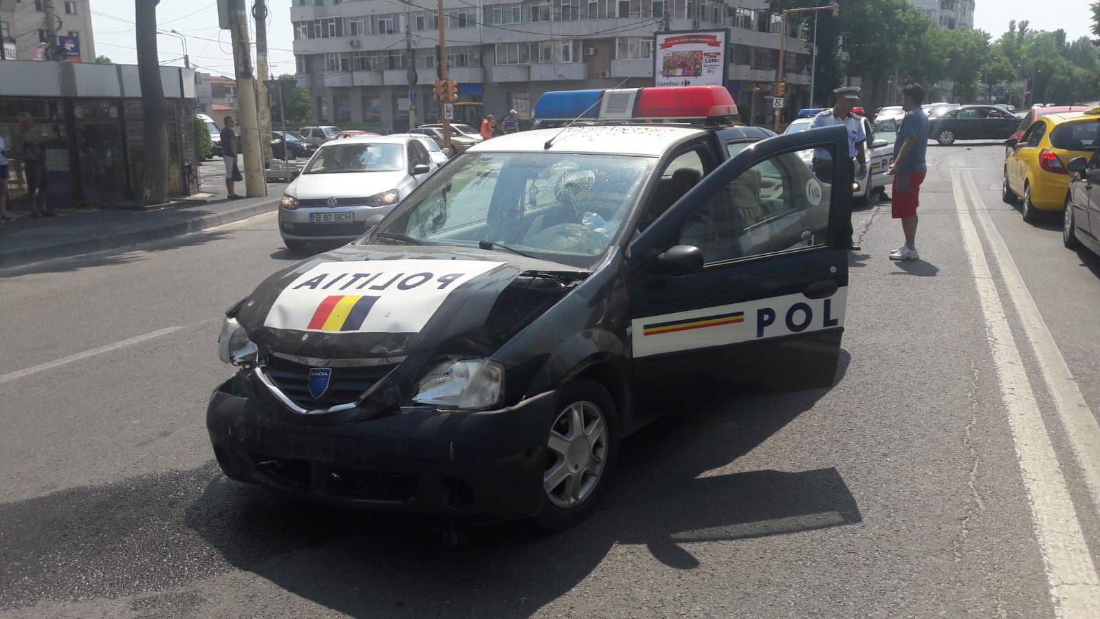 O mașină a poliției, implicată într-un accident în zona Victoria din Constanța
