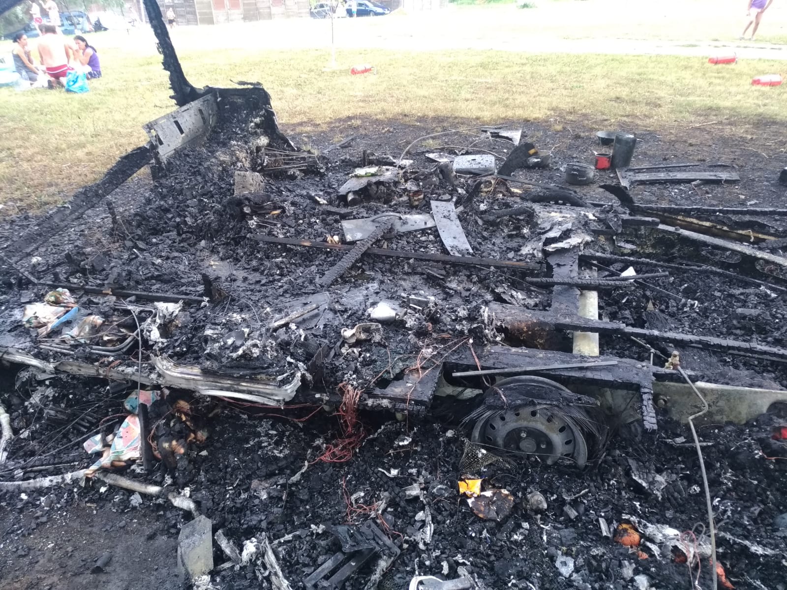 (Galerie foto și video) Un pompier de la Stația de Pompieri Babadag a stins incendiul de la rulota care a explodat