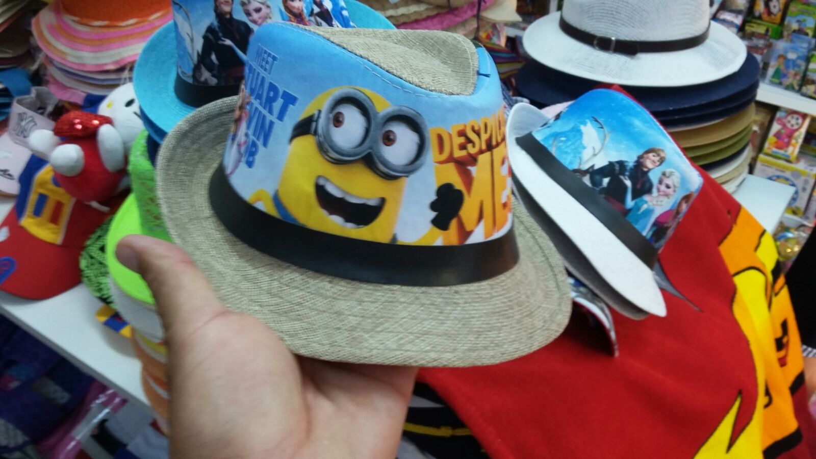 Sute de jucării contrafăcute descoperite de inspectorii OPC în magazinele din zona Cazinoului din Mamaia