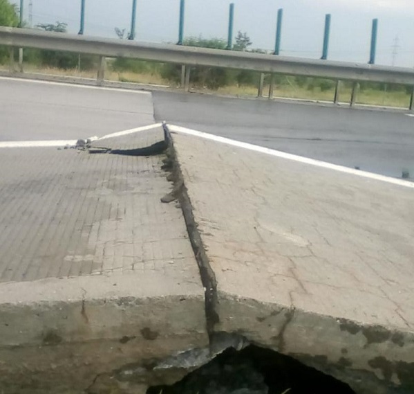 Circulație oprită pe Autostrada Soarelui. Mai multe dale s-au desprins din carosabil