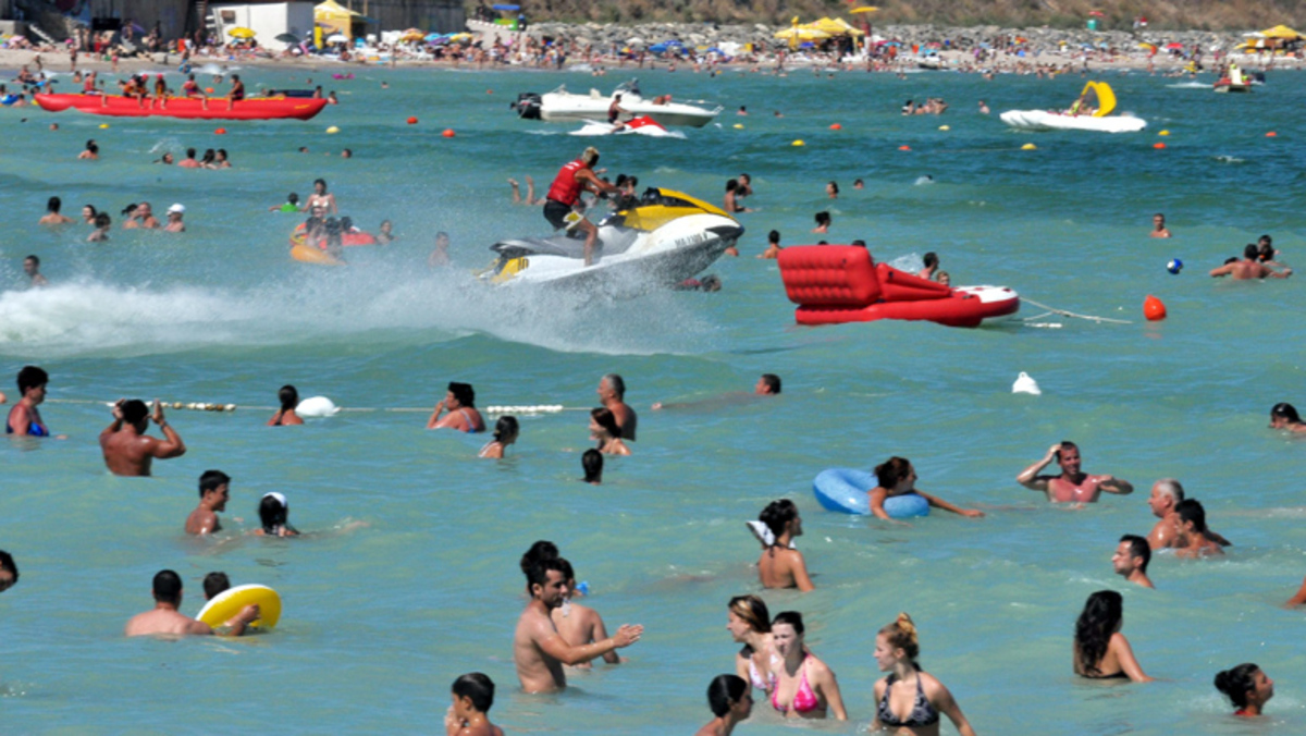 Ambarcaţiunile cu motor printre turiştii care înoată sunt INTERZISE