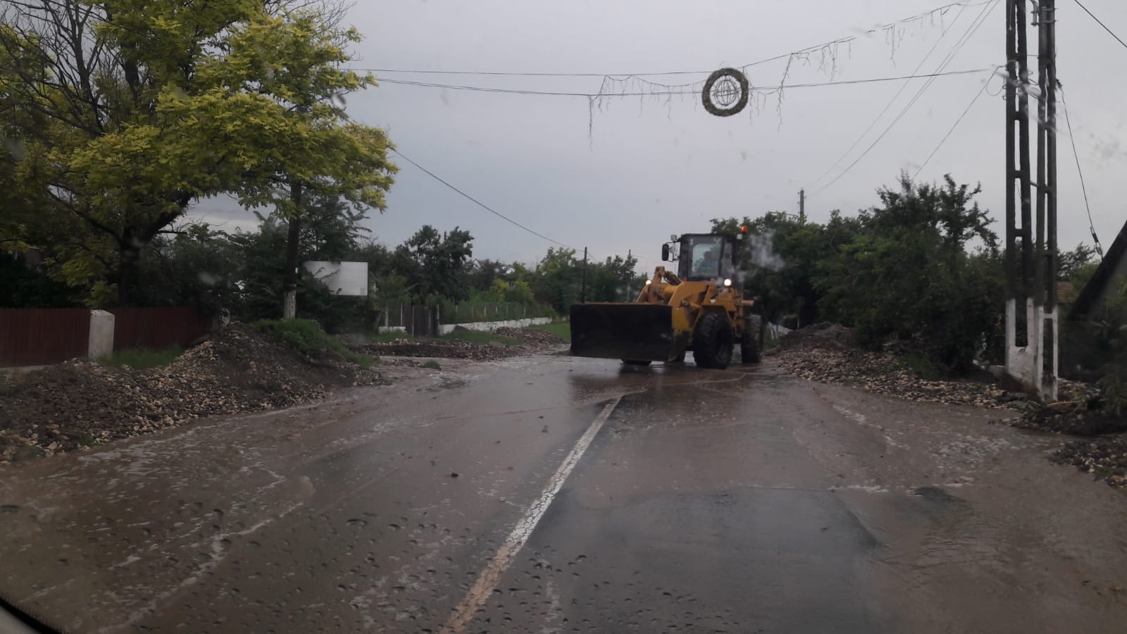 (Foto) DN22A, în zona Saraiu, blocat din nou după o ploaie torențială