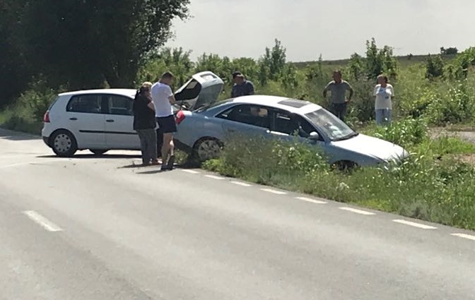Accident între Nazarcea și Ovidiu. Două mașini au ajuns în șanț