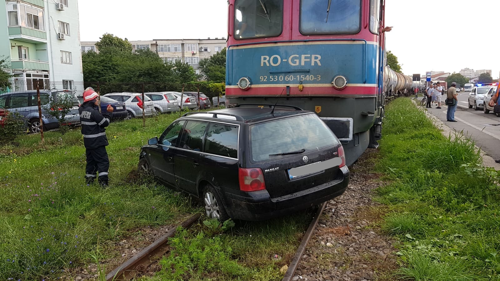 Accident feroviar la Mangalia. Un șofer de 19 ani a intrat cu mașina într-un tren marfar