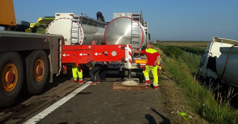Trafic parțial blocat pe A2. Se transferă conținutului de kerosen din cisterna răsturnată ieri