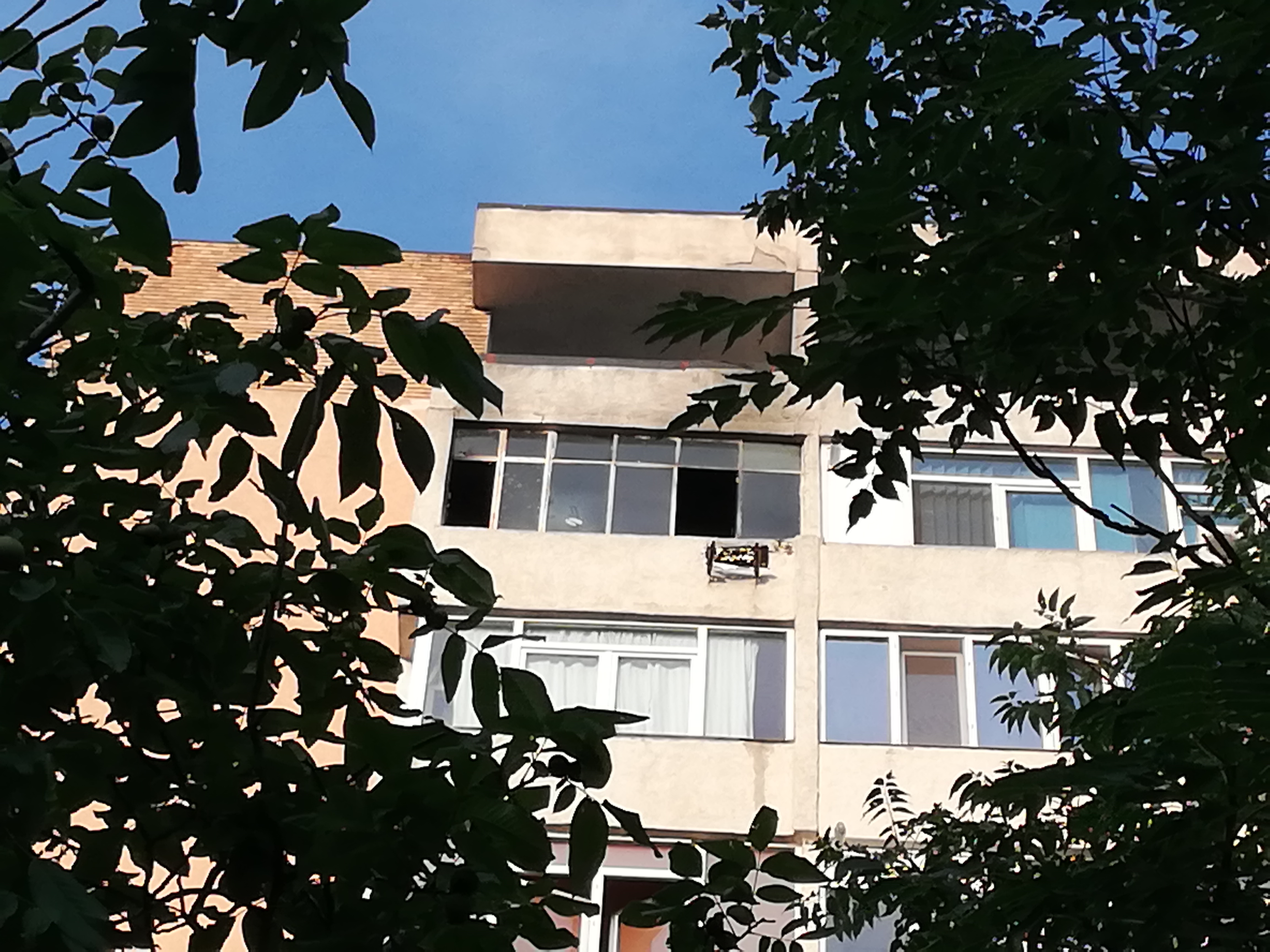 (Foto) Arde un apartament în Constanța