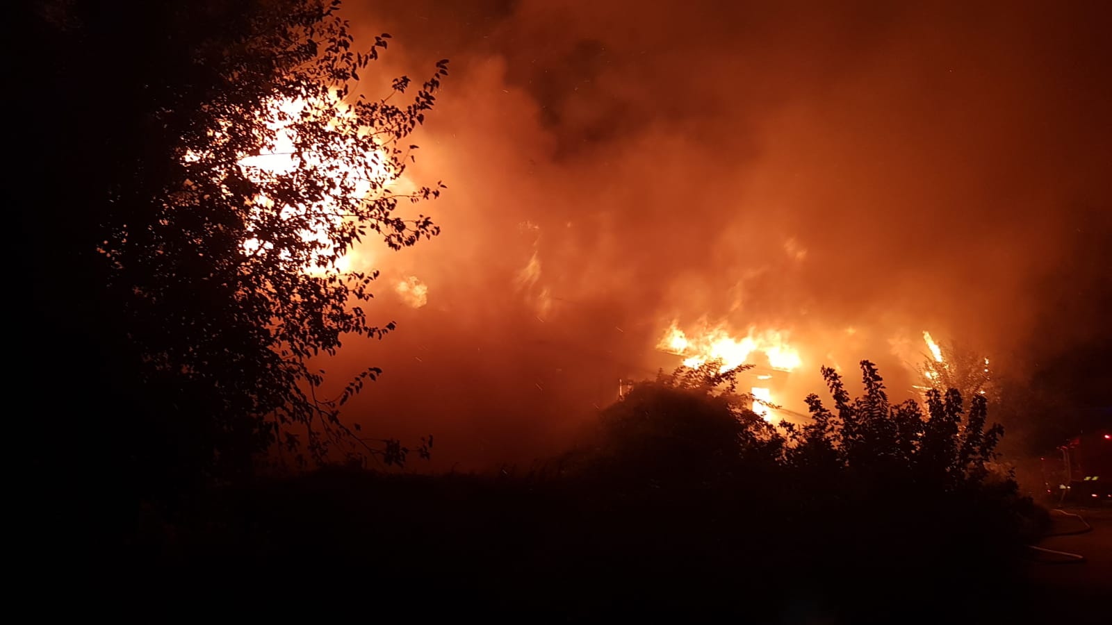 (Video) Incendiu puternic la o tabără de barăci din Cernavodă