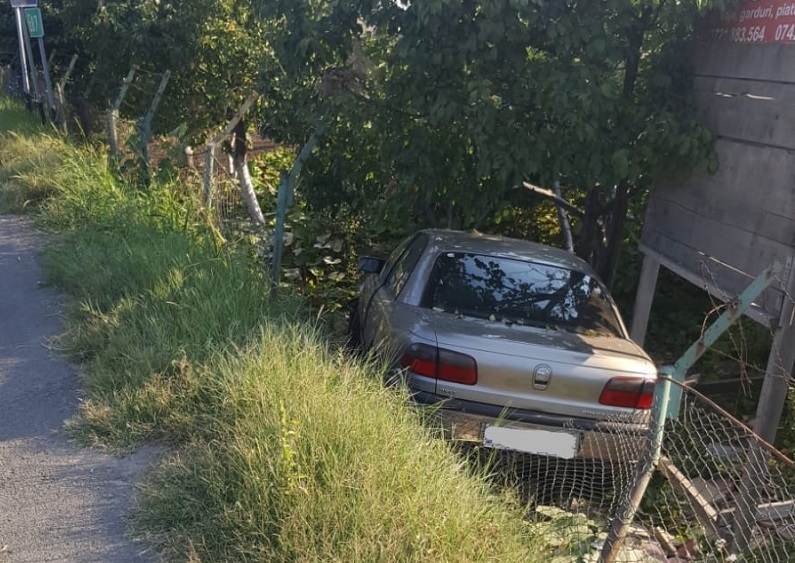 Cu mașina direct în curtea unui localnic, în Agigea. Un șofer a uitat să dea prioritate