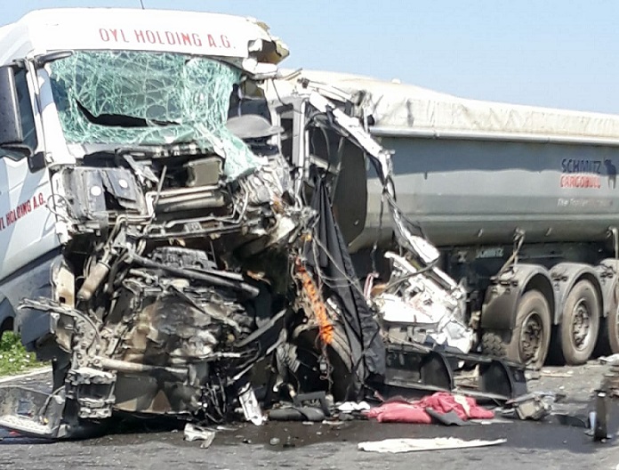 (Galerie Foto) Impact mortal în zona Giurgeni între două autotrenuri