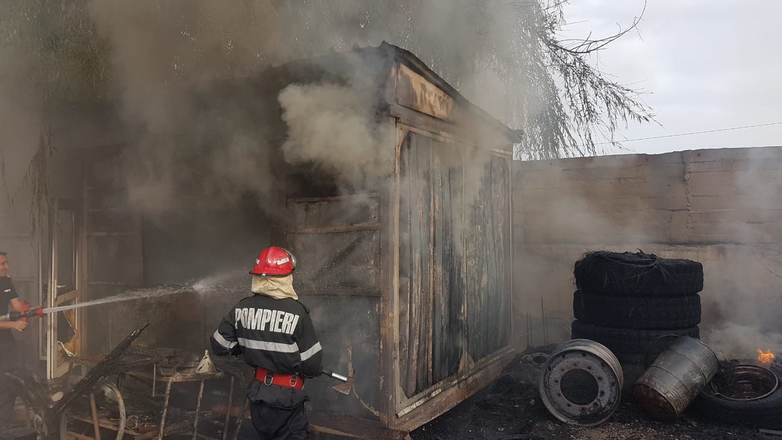 (Galerie foto) Incendiu la o magazie de mase plastice din Cuza Vodă