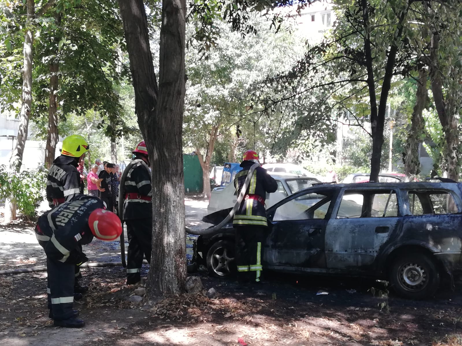 (Galerie foto) Un autoturism s-a făcut scrum în zona City Park Mall
