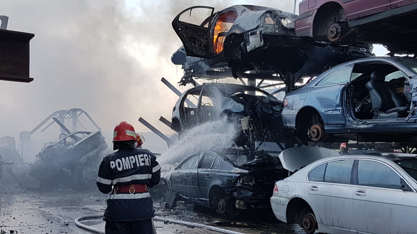 41 de autoturisme ce urmau a fi dezmembrate au ars în incendiul de la Agigea
