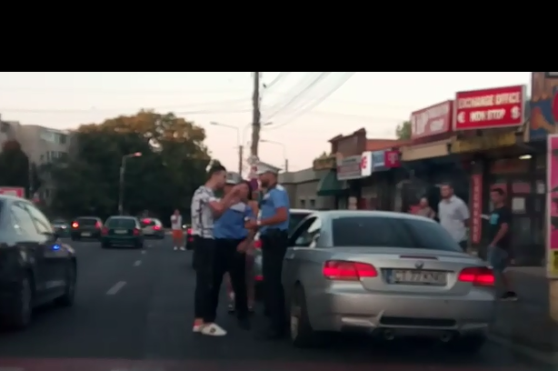(Video) Șofer recalcitrant în Tomis III. A parcat neregulamentar, i-a jignit pe polițiști, condus la secție și amendat cu 690 de lei