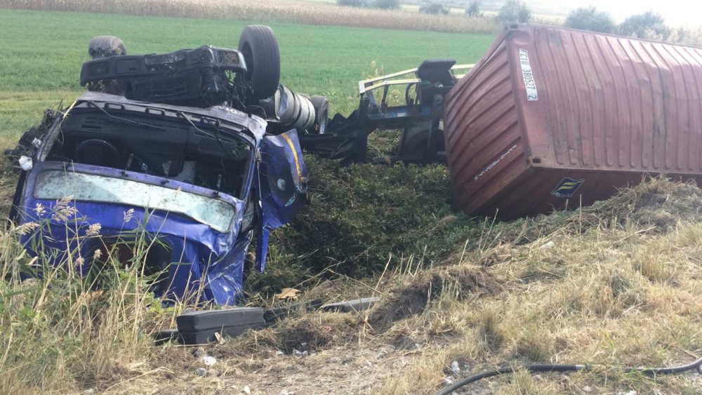 Un tir s-a răsturnat între Satu Nou și Mircea Vodă. Șoferul, proiectat prin parbriz, preluat de elicopterul SMURD