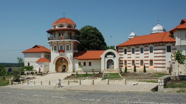 Vineri, Hram la Mănăstirea Dervent de Înălțarea Sfintei Cruci. Semnificația crucilor din cadrul locașului