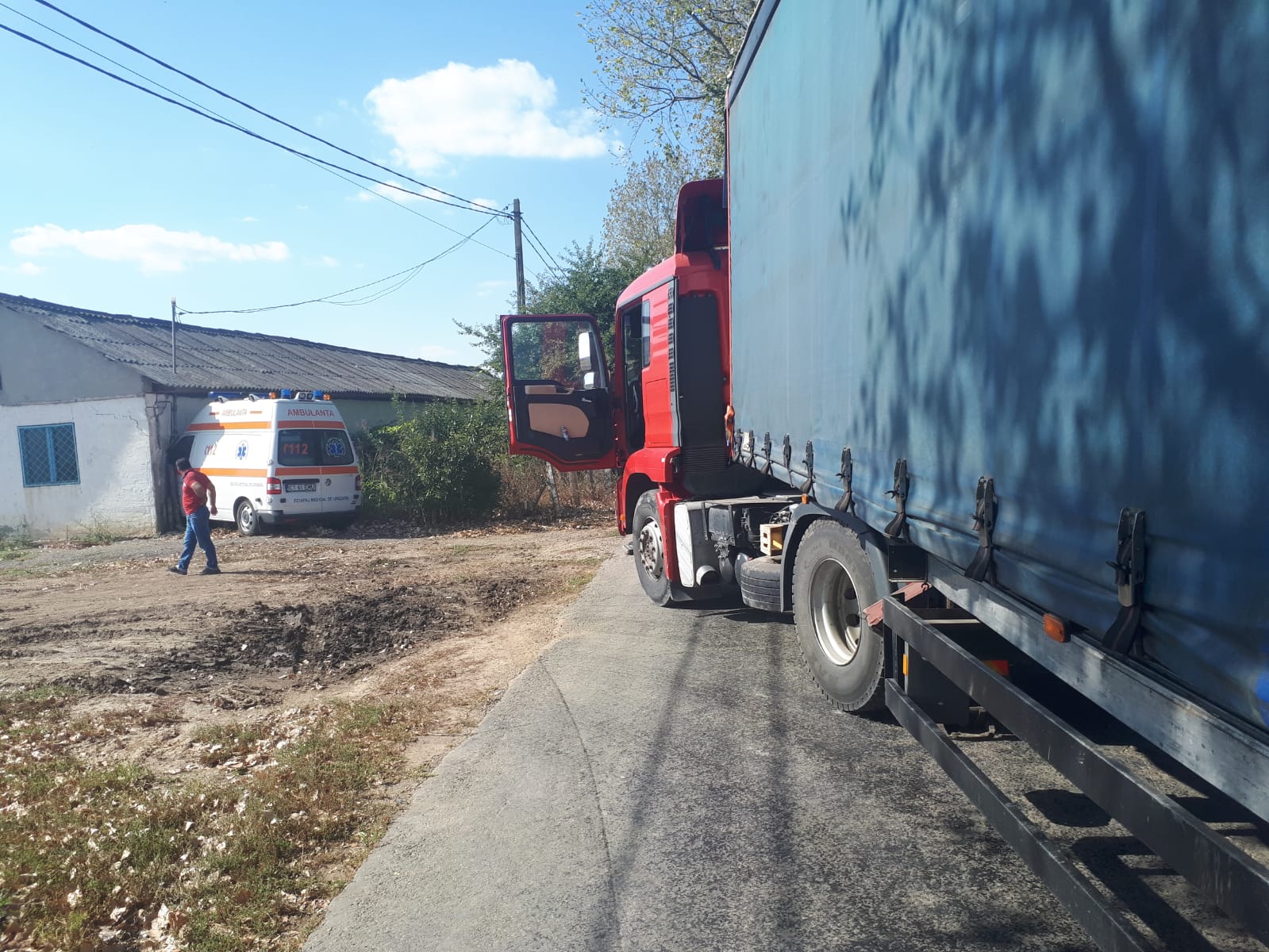 O ambulanță a intrat într-o clădire în apropiere de Dunăreni. A încercat să evite un tir