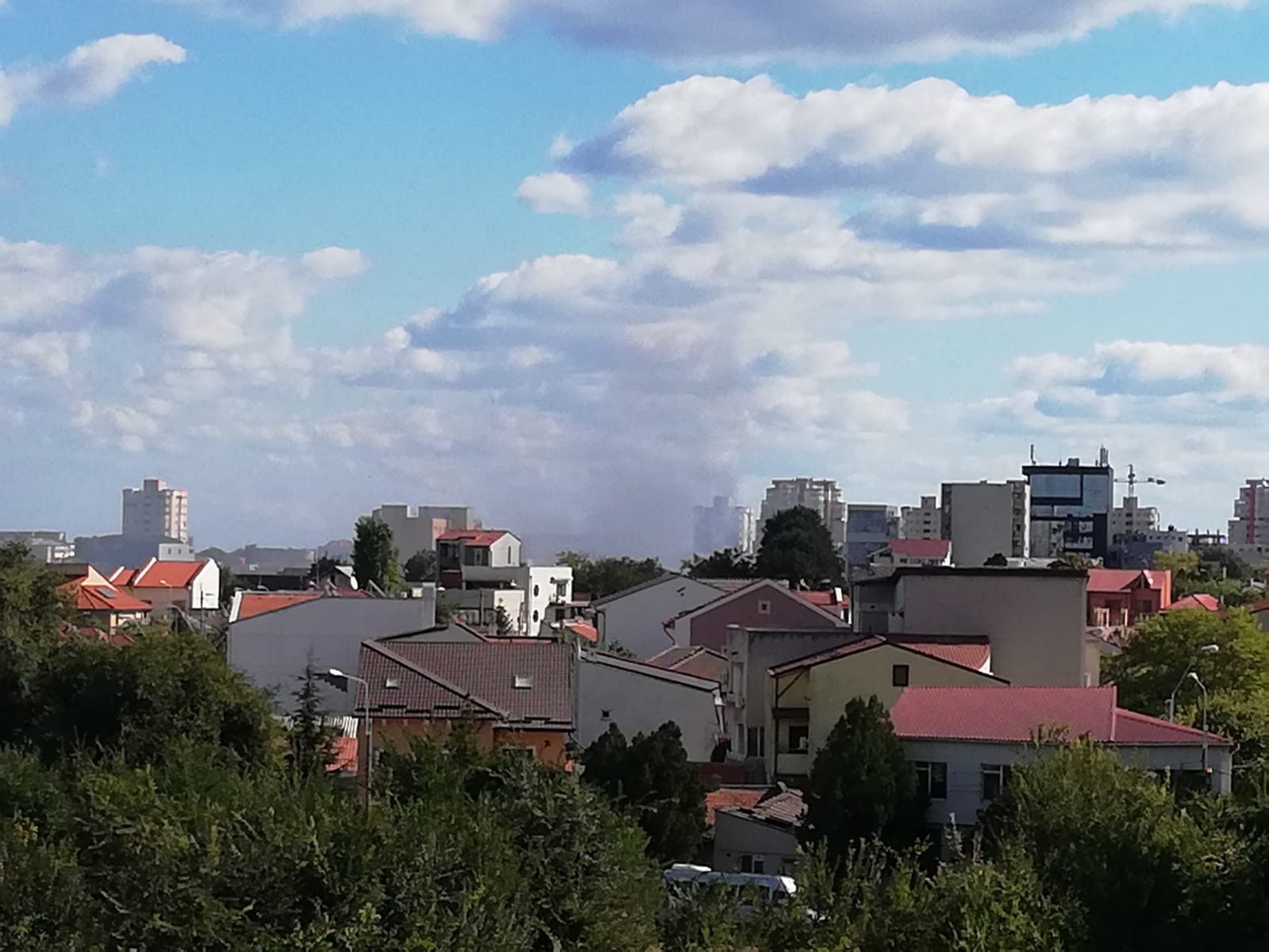 (Foto și Video) Arde o casă pe strada Pescăruș din Constanța