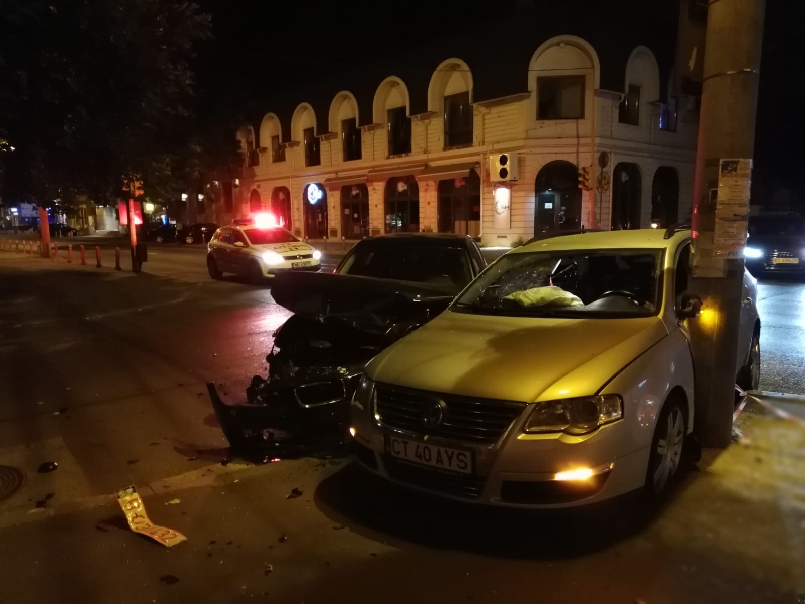 Impact între două autoturisme la intersecția străzilor Mircea cel Bătrân cu Decebal din Constanța