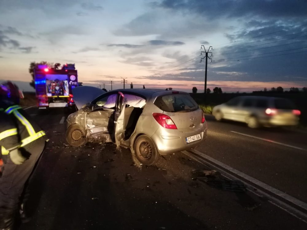 O femeie de 77 de ani a provocat un accident la ieșire din Valu lui Traian. A vrut să întoarcă pe linia continuă