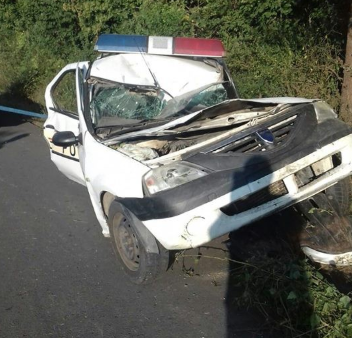 Un polițist de la Postul Seimeni a ajuns pe masa de operații după ce a intrat cu mașina într-un copac
