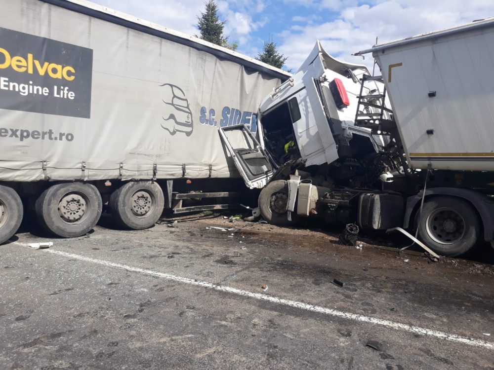 (Galerie foto) Accident grav între două tiruri. Circulația este blocată