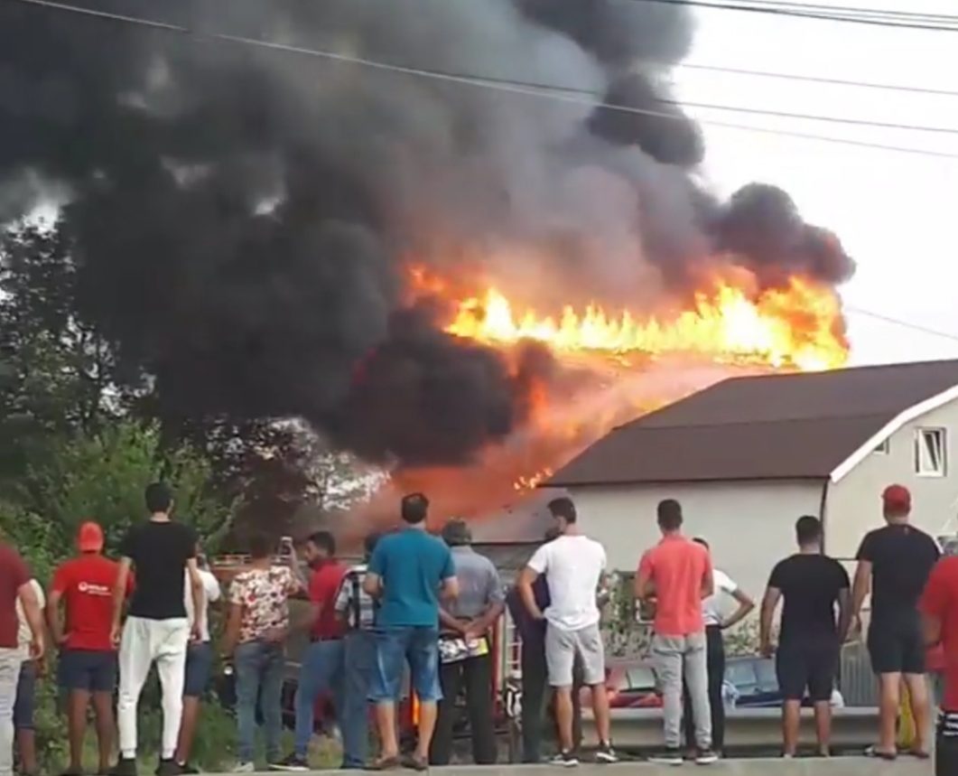 (Foto+video) Mobilizare masivă la 23 August pentru stingerea unui incendiu