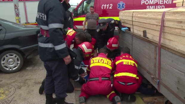 Ovidiu: Un bărbat a fost strivit de mașina la care lucra