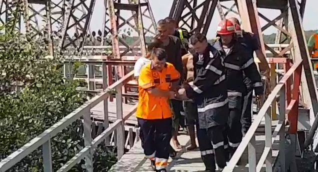 (Video) Acțiunea de salvare de pe podul de la Cernavodă s-a încheiat. Bărbatul a fost coborât