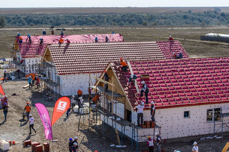 Construcția caselor din proiectul Habitat for Humanity la Cumpăna, aproape de final