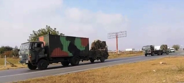 (Video) Convoi cu echipament militar, în zona Ovidiu - Lumina