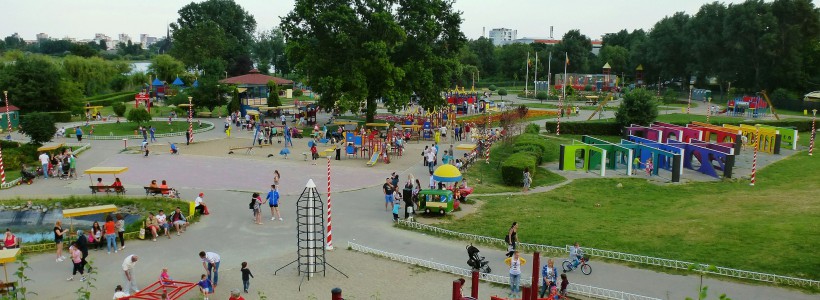 Ambulanța, solicitată în parcul Țara Piticilor din Constanța. Un copil a căzut de la înălțime