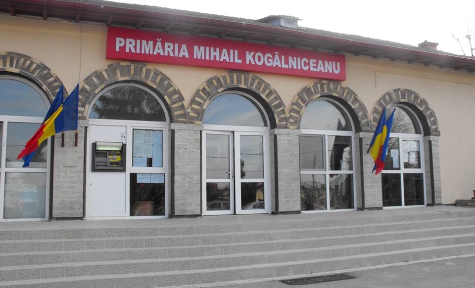 În Mihail Kogălniceanu se lucrează la mai multe proiecte: Asfaltarea și lucrările la grădinițe, în linie dreaptă, s-a semnat contractul pentru sala de sport iar lucrările de eficientizare energetică a clădirilor liceului, aproape de start