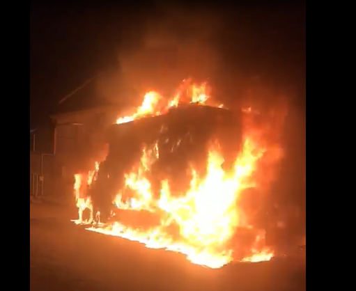 Incendiu la Valu lui Traian. Un camion s-a făcut scrum