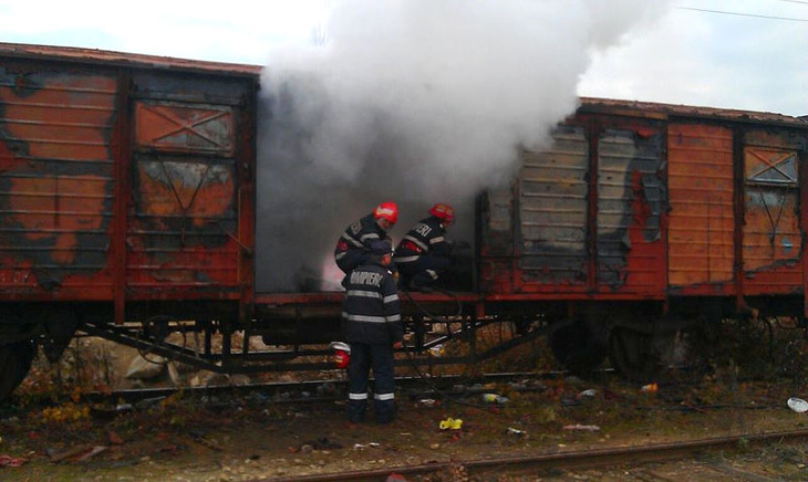 Incendiu la Dorobanțu. Ard cinci vagoane încărcate cu cărbuni