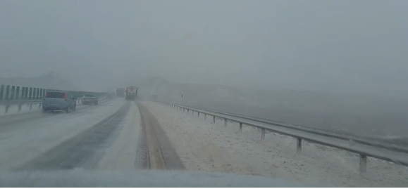 Se circulă cu dificultate pe A2. Ninge viscolit iar vizibilitatea scade sub 50 de metri