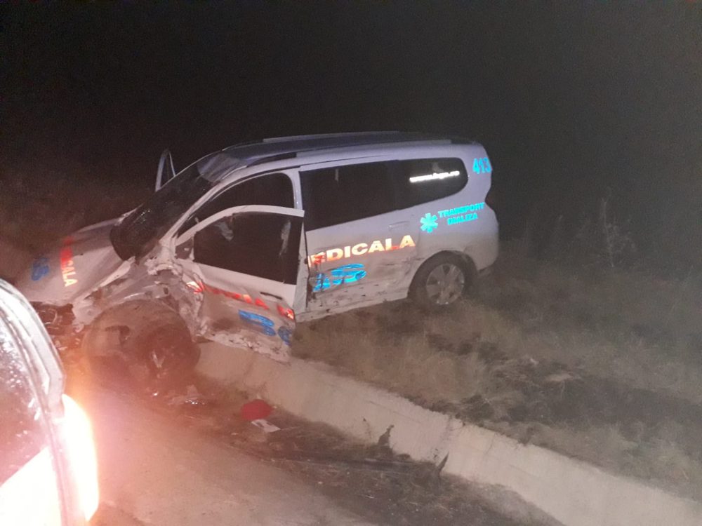 Accident la ieșire din Hârșova. O ambulanță pentru dializă, lovită din plin