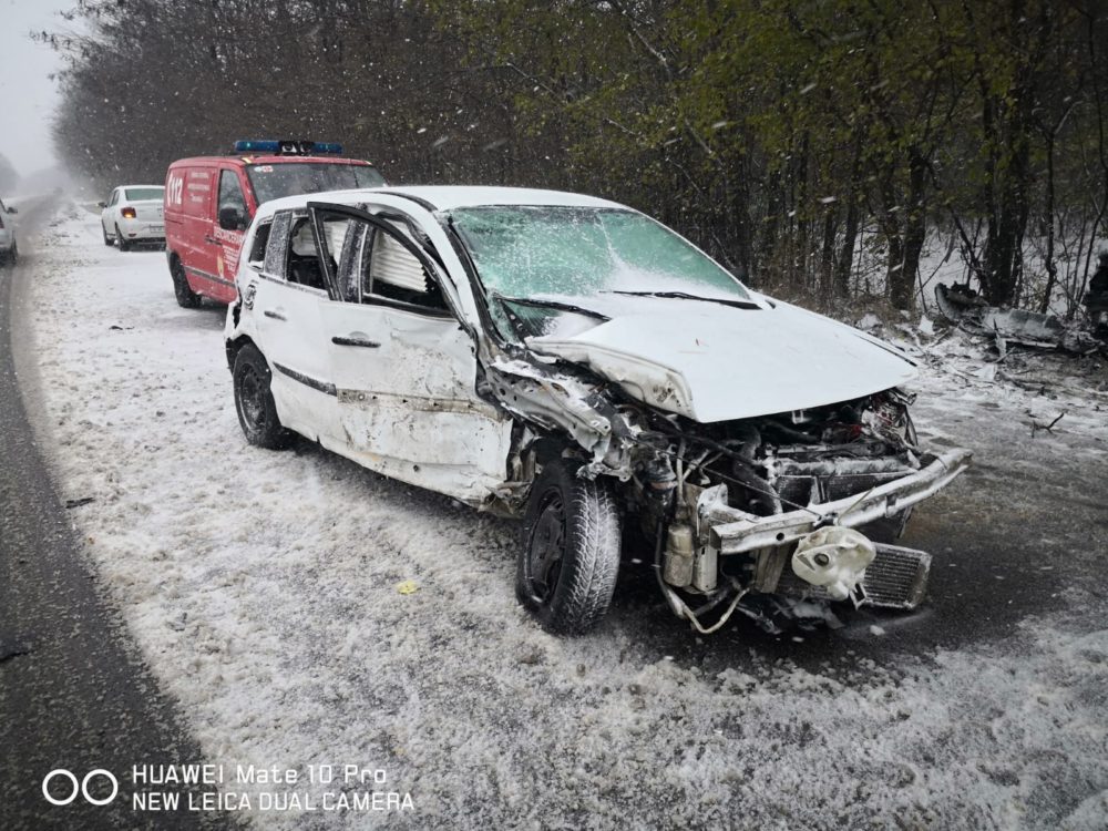 (Galerie Foto) Un copil a ajuns la spital în urma unui accident grav petrecut între Olimp și Neptun. Două mașini s-au făcut praf