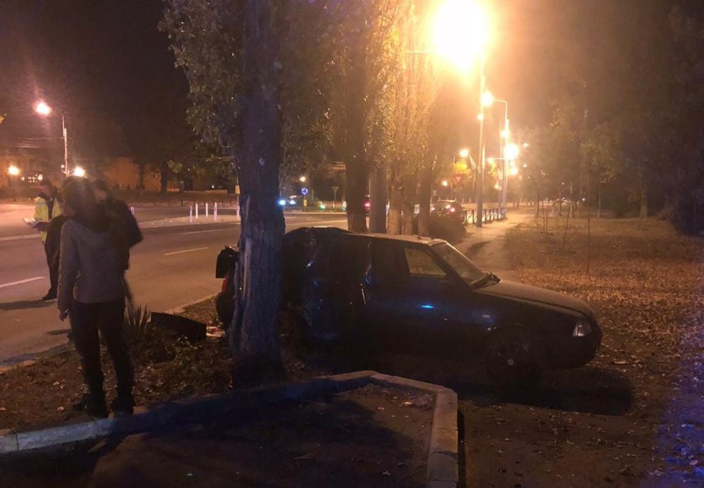 Accident în Mamaia. A intrat cu mașina în copac. O tânără de 18 ani, rănită